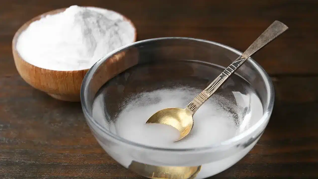 Smíchání cukru s jedlou sodou: k čemu to slouží a proč se doporučuje k hubení domácích škůdců.
